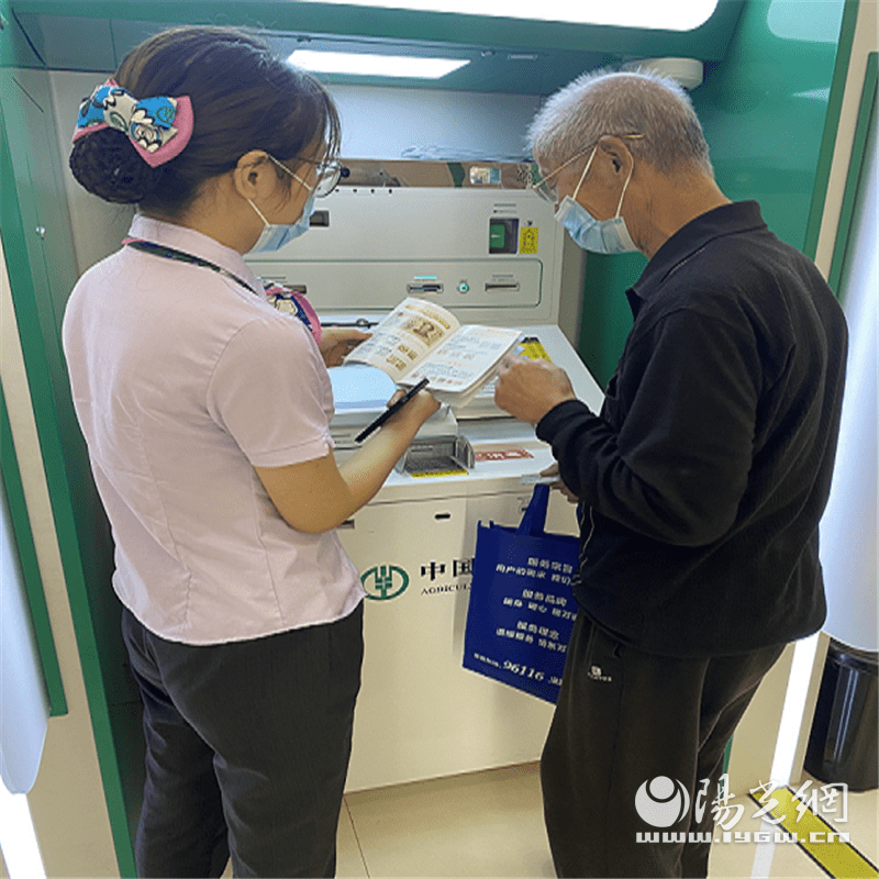 农行西安经开区支行积极开展反假币宣传活动