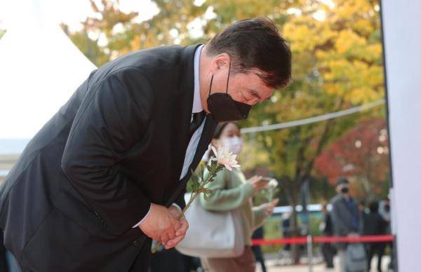 韩国梨泰院踩踏事故156人遇难 韩政府高官道歉 承诺将查明真相