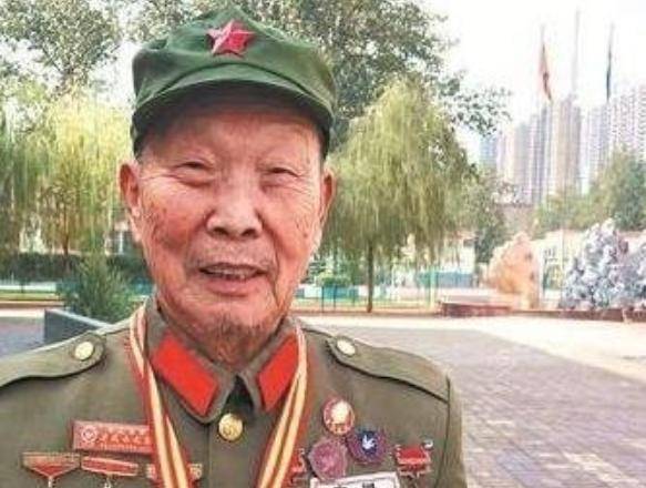 许长友是一个英雄,他将李白诗中"事了拂衣去,深藏功与名"这句话发挥