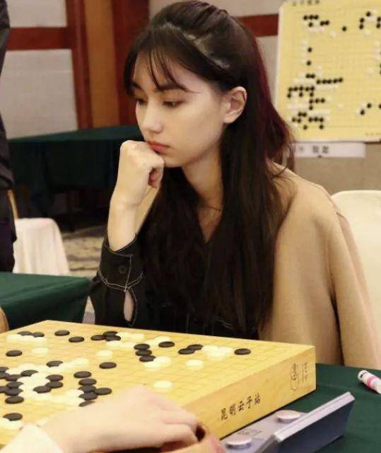 围棋美女上热搜!此女非常气质清纯,棋艺下实属非凡!__