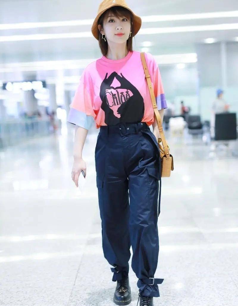 原创
  “阔腿裤”已经失宠了,今夏流行用这条裤子配T恤,显瘦又洋气 第1张 原创
  “阔腿裤”已经失宠了,今夏流行用这条裤子配T恤,显瘦又洋气 第1张