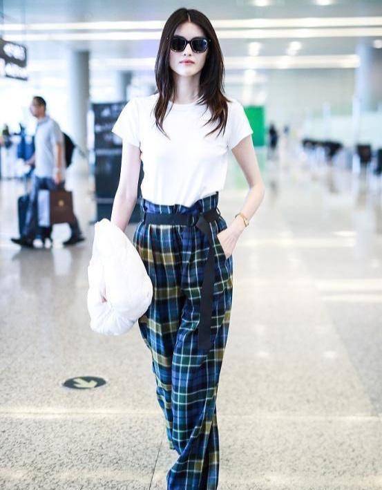 原创
  “阔腿裤”已经失宠了,今夏流行用这条裤子配T恤,显瘦又洋气 第3张 原创
  “阔腿裤”已经失宠了,今夏流行用这条裤子配T恤,显瘦又洋气 第3张