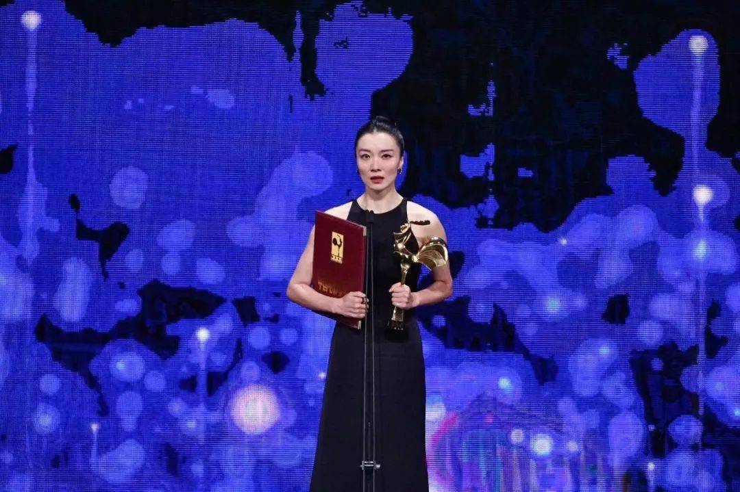 《长津湖》获金鸡奖最佳故事片，朱一龙奚美娟分获最佳男女主角奖！