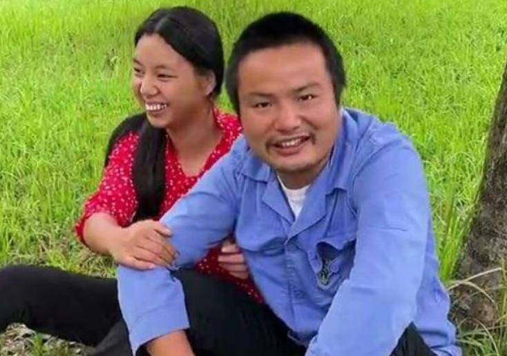 牛爱芳结婚照被扒,女方满头金饰像"太后,网友:把人当