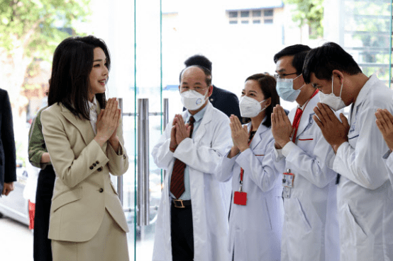 在野党质疑“第一夫人”访问柬埔寨医院时不戴口罩，韩国总统府回应