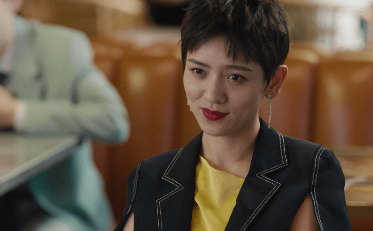 饰演女主闺蜜任梅梅的李晓峰也是一位身材颇为中性的走法,留着一头很