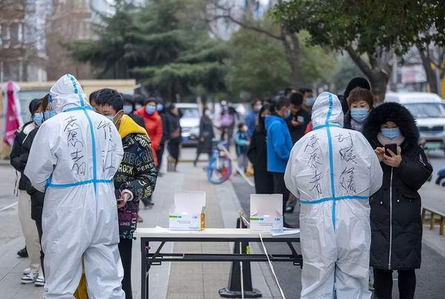 原创小区核酸志愿者被居民发现是混阳？重庆官方回应：消息不属实！