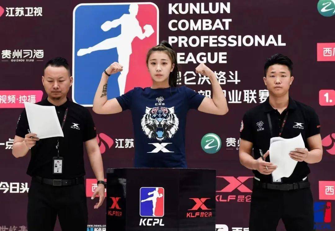 这一战,他的对手是曾获得陕西省散打冠军的王佳佳.