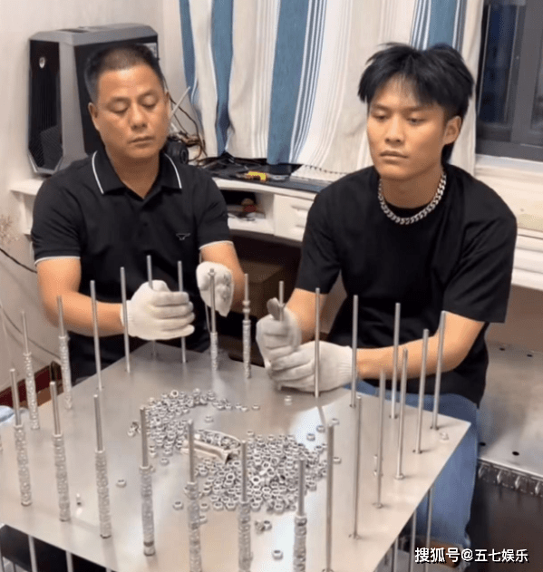 原创小杨哥爸爸发不雅视频到业主群，爱妻人设崩塌，全家六口关闭评论