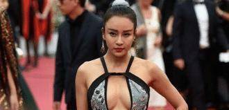 米乐M6 M6米乐她是瑜伽老师被成龙看中后一炮而红如今一节课需要10万？(图2)