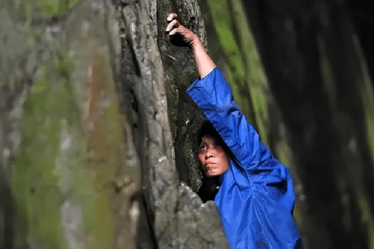神秘背尸人:以背尸背棺材为生,徒手攀爬峭壁,悬崖上堆满棺材_逝者