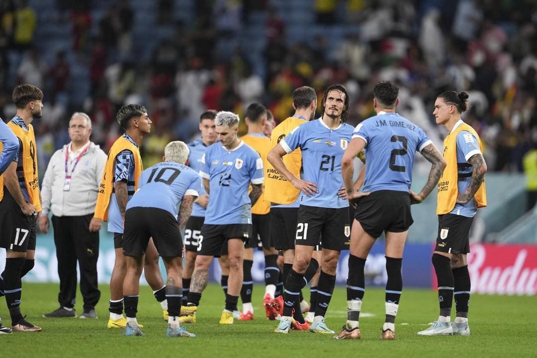 点球不吹酿本届最大“冤案”？乌拉圭赛后围攻主裁判！