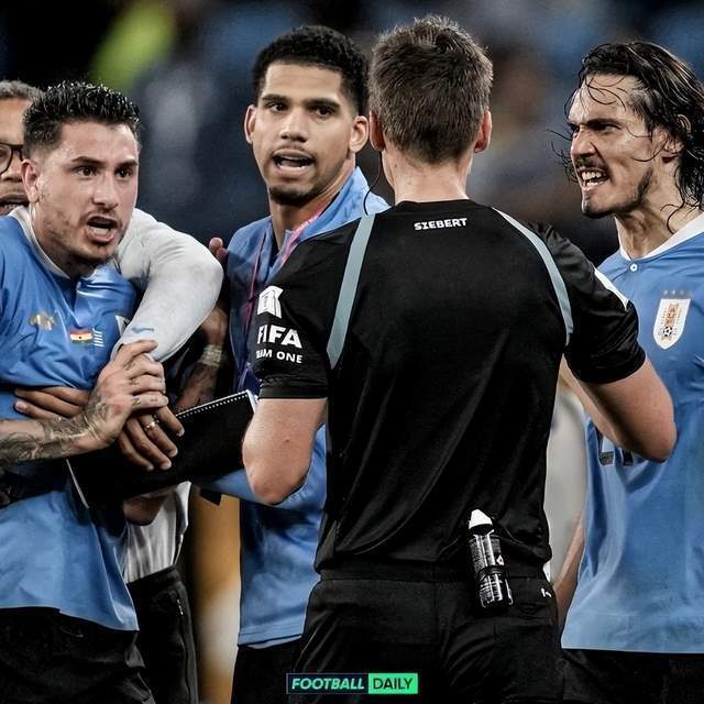 乌拉圭围攻+辱骂主裁!记者:或遭国际足联严惩 被禁止参加世预赛