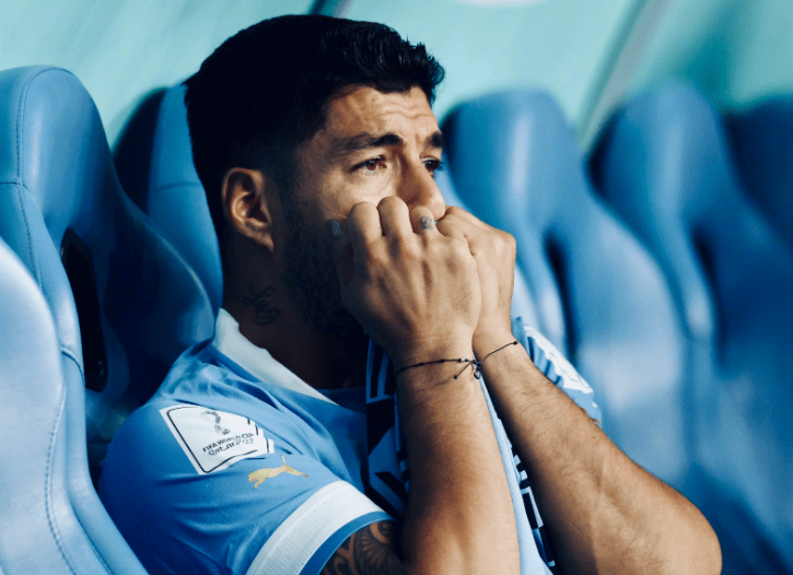 太不甘心！乌拉圭球员赛后围攻裁判，场面混乱，苏亚雷斯泣不成声