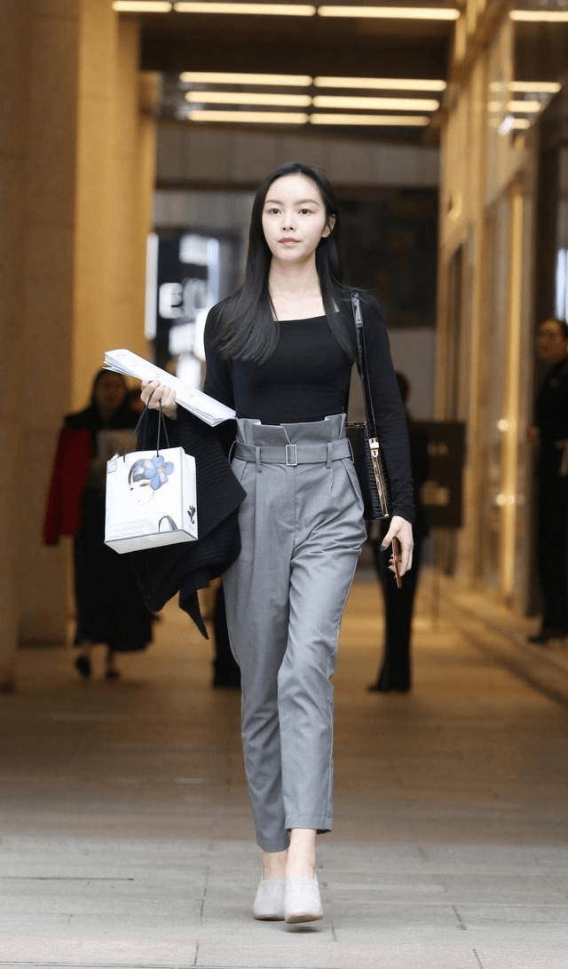 原创
  “纸袋裤”+高跟鞋,小个子女生穿更显高,时髦又减龄 第1张 原创
  “纸袋裤”+高跟鞋,小个子女生穿更显高,时髦又减龄 第1张