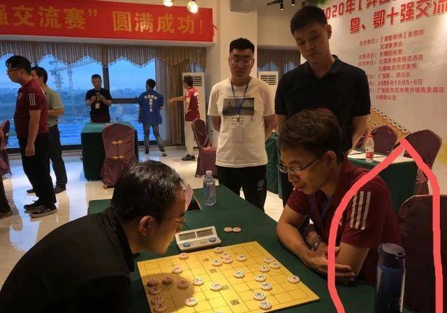 潮汕棋王郑鸿标大婚,我们来看象棋棋手怎样才能追到妹妹?