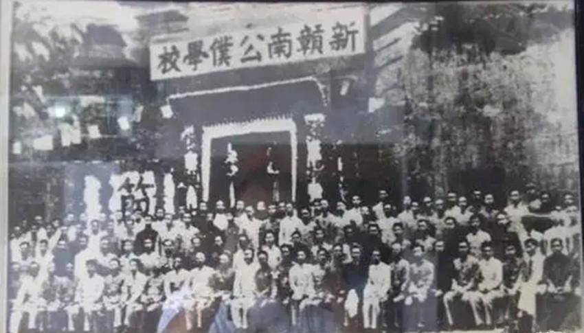 的历史,国民党新贵,自称蒋家人却要毁蒋家坟_蒋经国_章亚若_蒋孝严