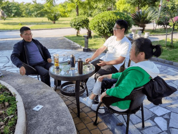 阿署达一民宿，从成都来攀的杨红林正同家人们一起晒着太阳，喝茶聊天。