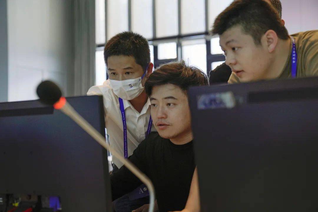守着大阵仗的小个子_博览会_互联网_桐乡市