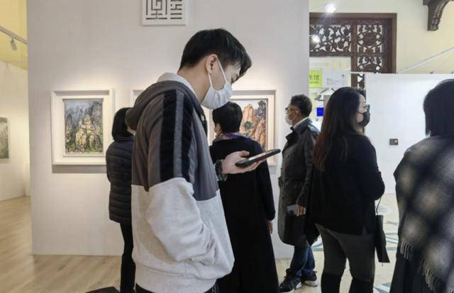 偶遇何猷君陪妈妈看画展,四太为照顾奚梦瑶坐月子上海澳门两边跑_梁