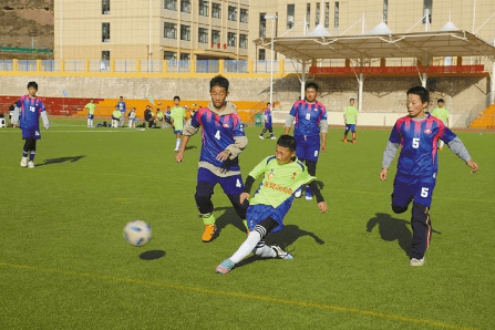 在卢轩国球俱乐部参加乒乓球训练的西安女孩.