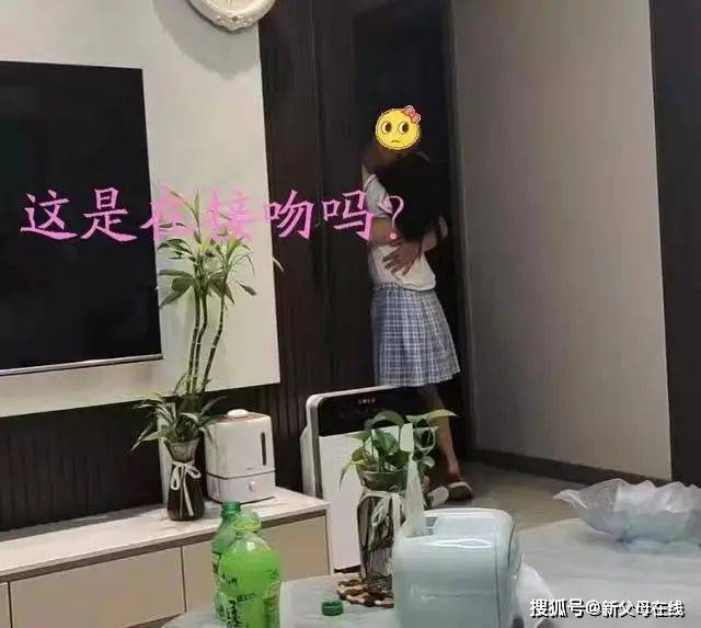 14岁女儿穿jk短裙,大腿夹着老爸要亲亲?