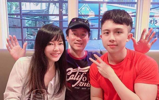 狄莺儿子曝紧急入院开刀,人躺病床面容憔悴,术后手
