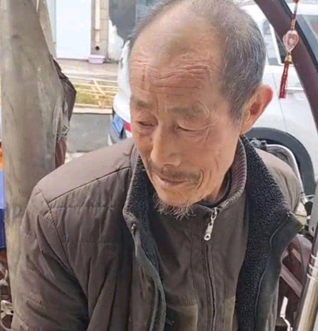 山西一大爷收纸箱被拒绝,满脸失落离开时老板娘