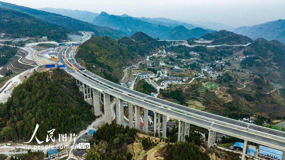 贵州遵义：仁遵高速建成通车