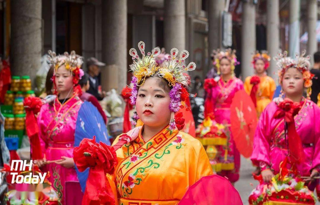 的记载"而采歌尤妙,丽饰姣童为采茶女,每队十二人或把人,手挈花篮