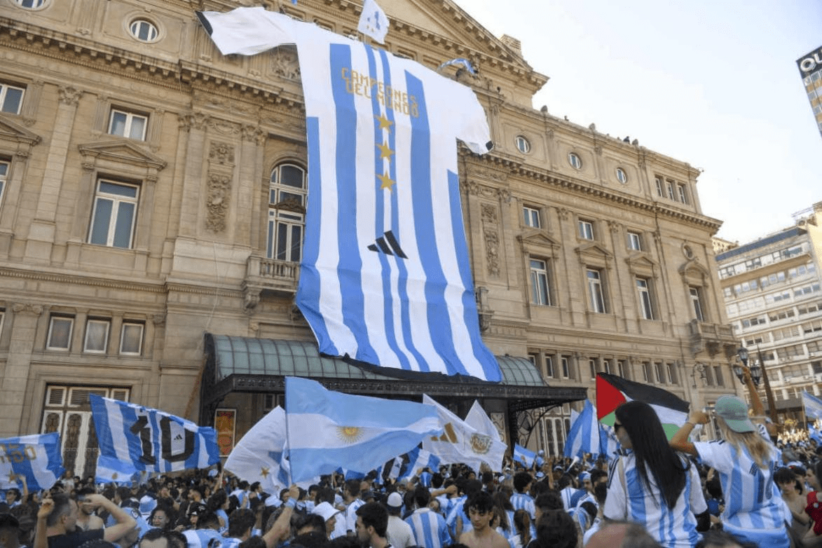 “像在天堂一样快乐！” 阿根廷数万球迷涌上街头庆祝夺冠，如狂欢节一般
