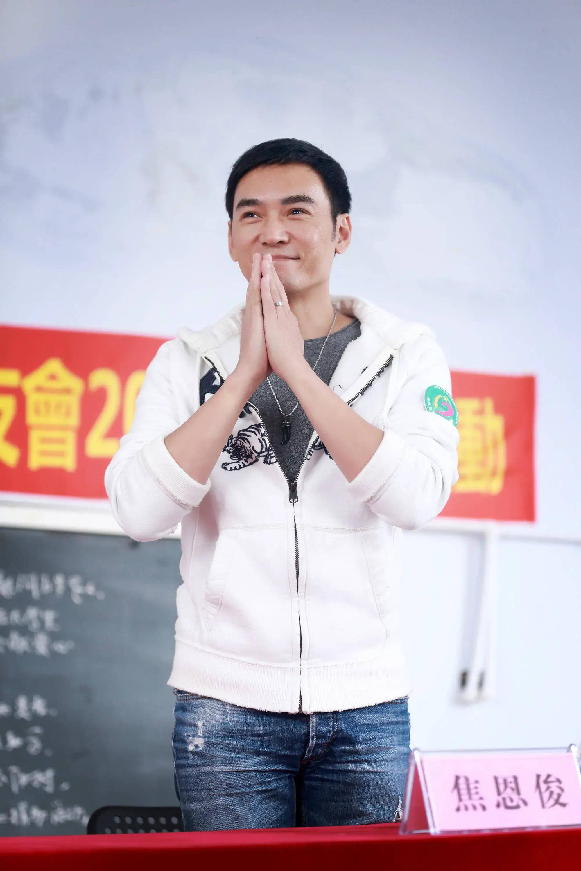 原创焦恩俊微博晒美女问候早晚安，粉丝道破真相，这才是真爷们儿！