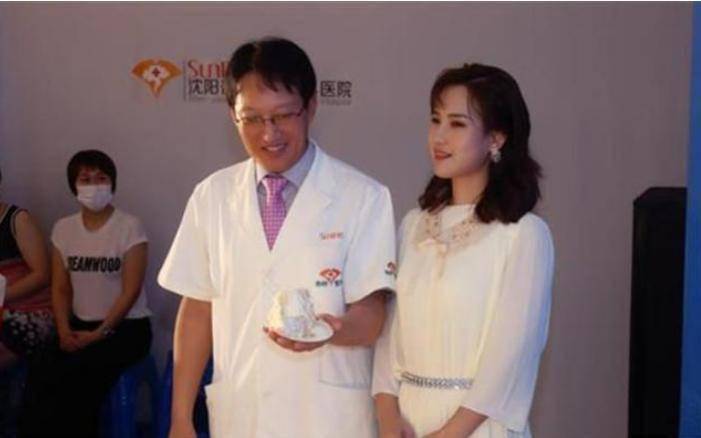 “歪脸女孩”赵宏秋，整容后成功逆袭蜕变，摇身一变成了大美女