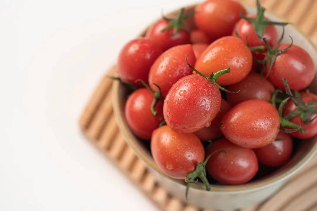 甜爽口型番茄。也别责怪你手不听话，毕竟一颗颗往嘴里塞也不是它的错。落日甜心玲珑果，这款简直是集前面三