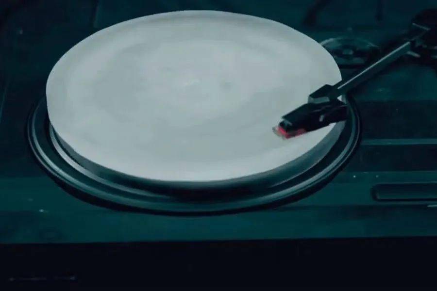 ���ڽ���Ƭ��ò��ٺں�Բ��