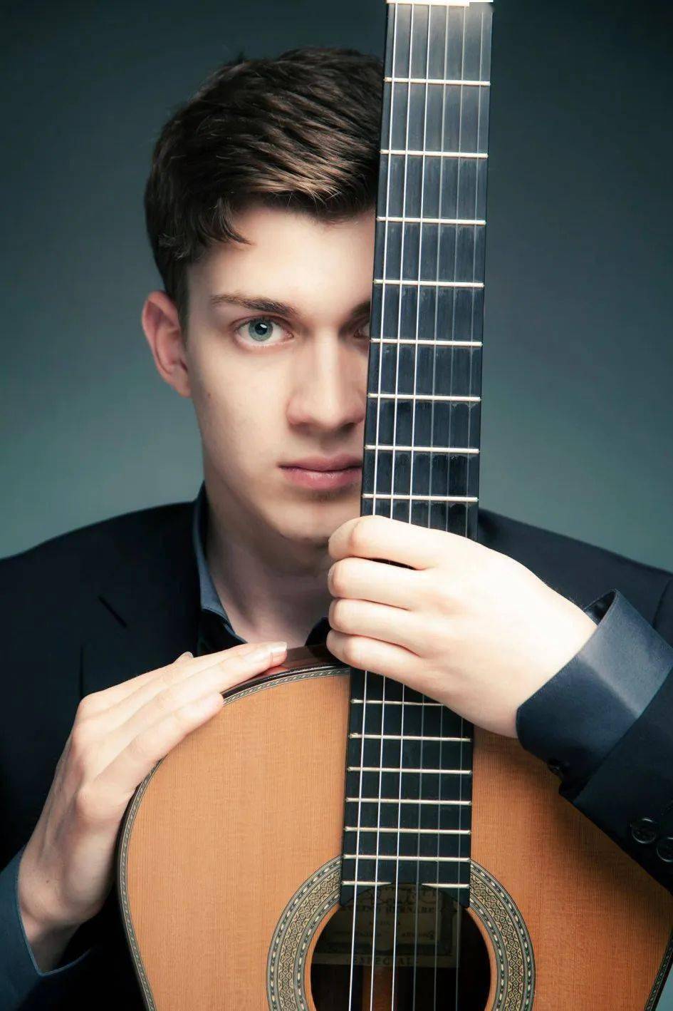 ���ڽ���Ƭ��ò��ٺں�Բ��