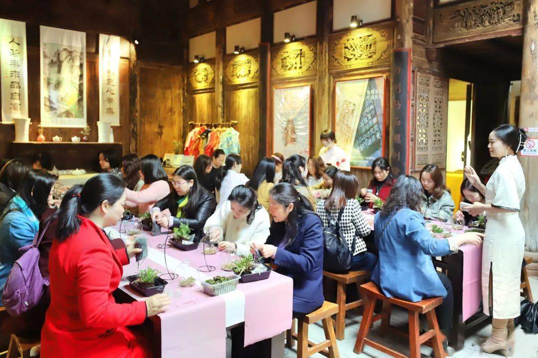 市人大常委会机关开展庆“三八”国际劳动妇女节微景不雅盆栽活动