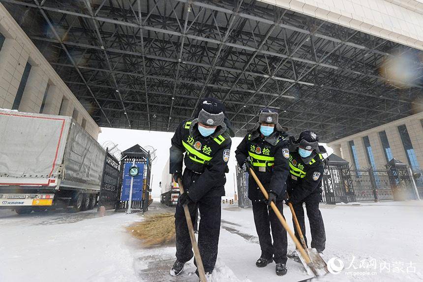 满洲里边检站：应对“倒春寒” 风雪保通关