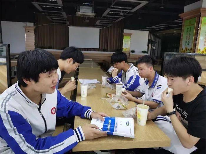点赞！亳州一中这个细节很米乐 M6暖心(图1)