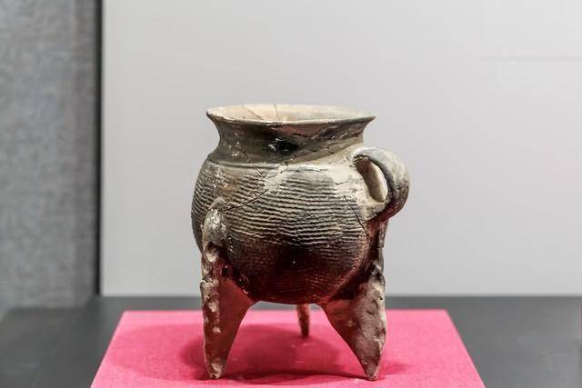 而二里岗文化属于典型的早商文化。换句话说，从出土文物来看，二里头三期似乎已经是早商了。