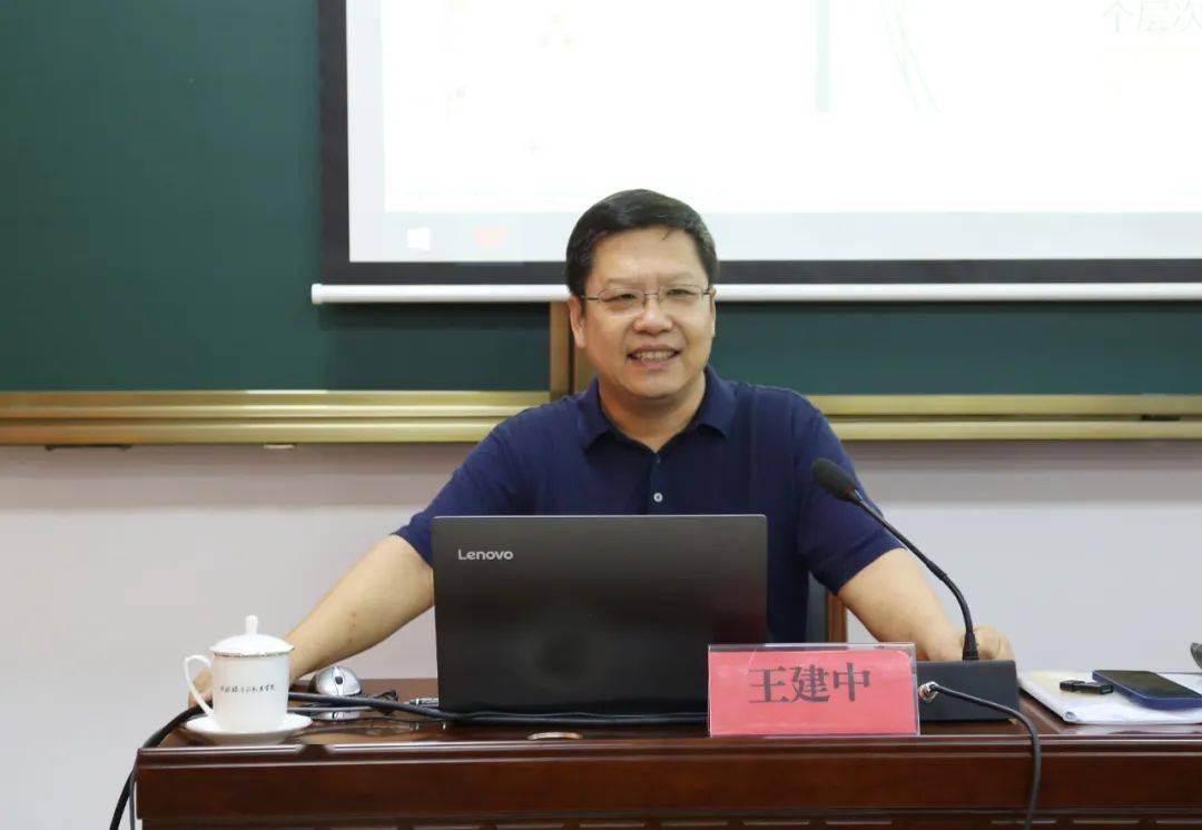王建中作了题为《党建品牌创建活动的策划、宣传与理论》的授课。在品牌