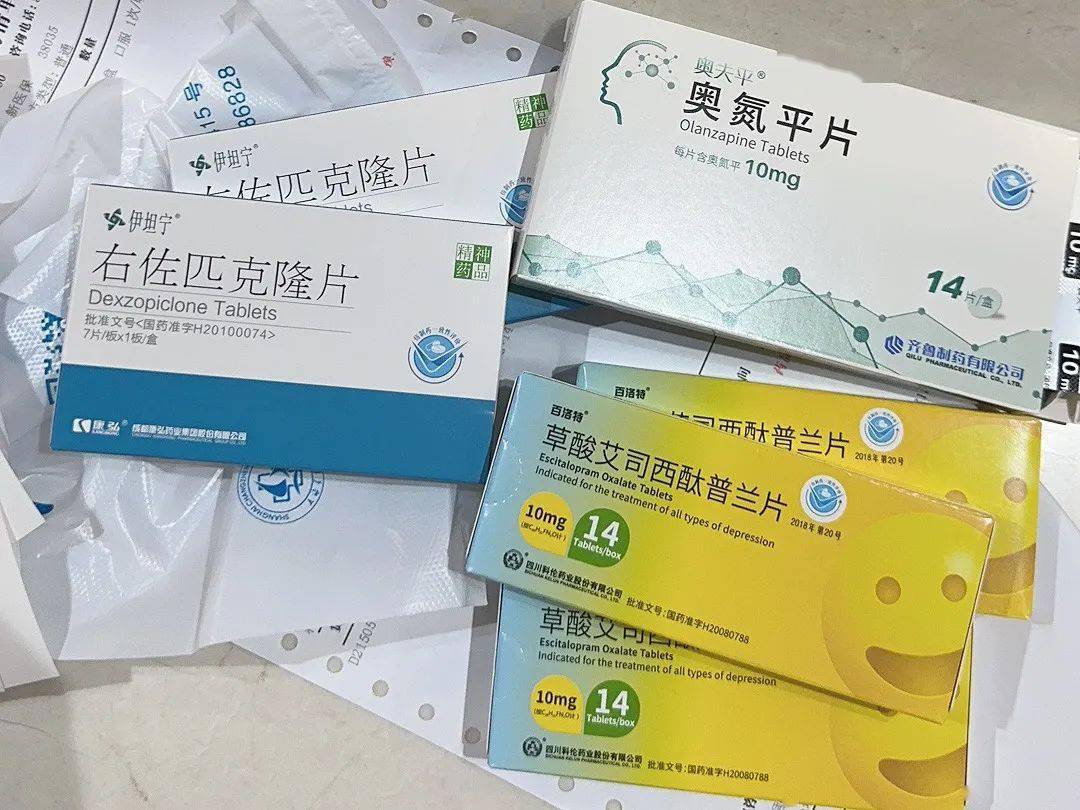 开的那盒奥氮平，正常用量是治疗双相情感障碍，小剂量可用来治疗抑郁。就这样我开始了中西药结合治疗。在我