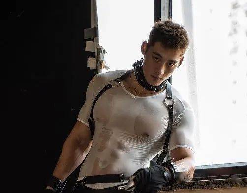 被捆绑的大胸肌肉男，谢梓秋作品