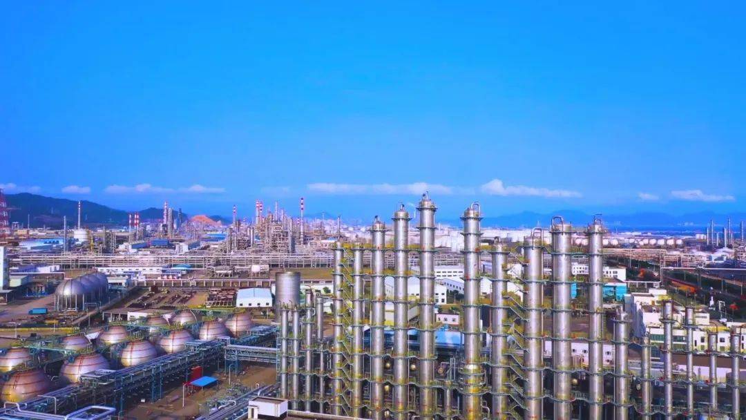 目前，惠州大亚湾经济技术开发区已实现炼油2200万吨/年、乙烯220万吨/年的