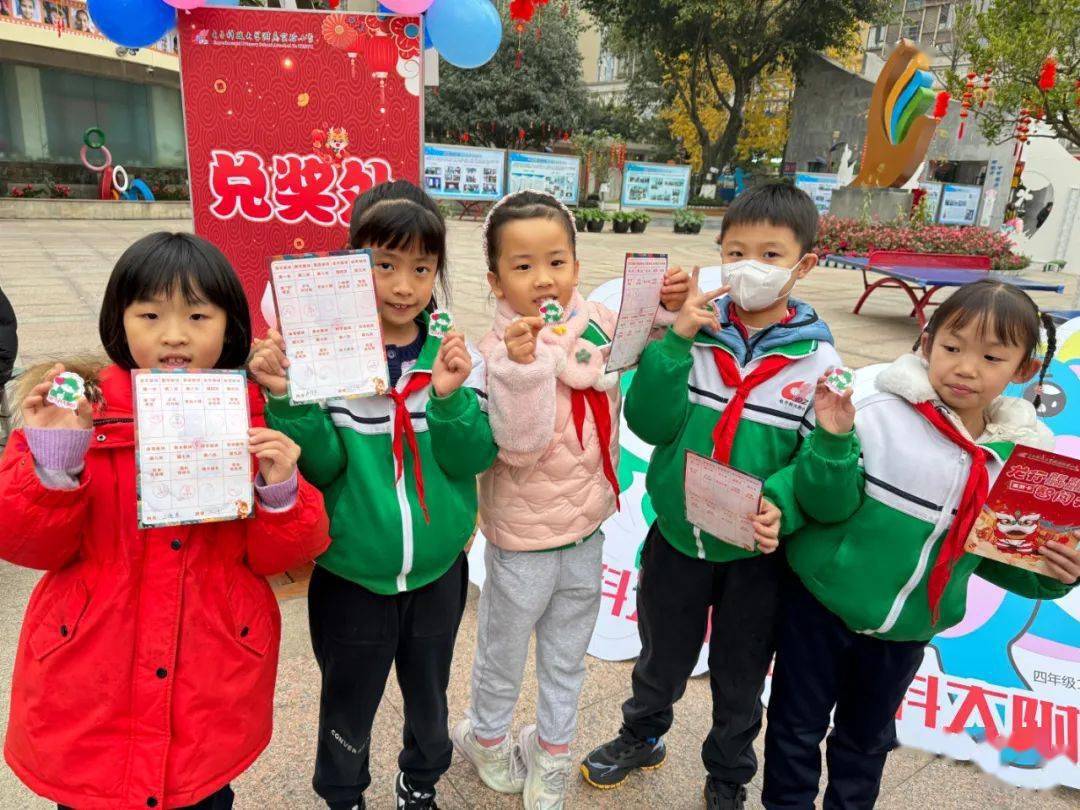 、刘昱辰作品学生任令仪作品学生吴雨墨作品学生叶梓馨作品学生张佑作品▲同学们在活动中兑换到纪念章一笔一