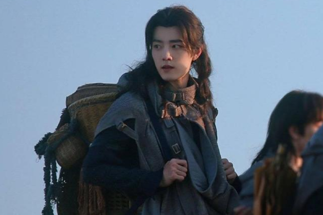 肖战携《斗罗大陆》归来，能凭借新剧重生么？还有两部剧是关键_