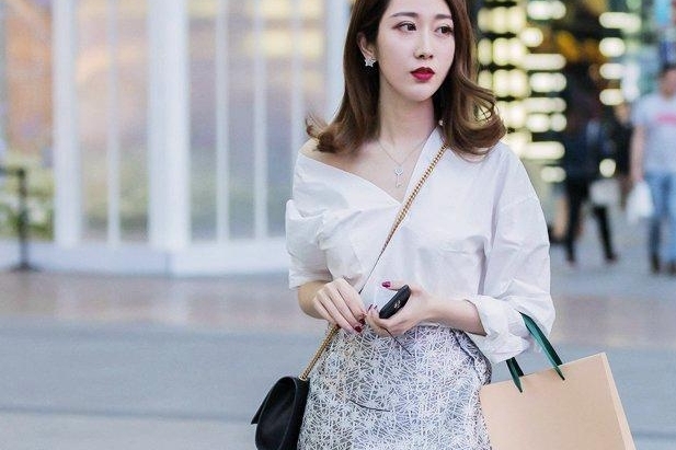 原创 街拍:气质型美女真不错,颜值和打扮都堪称百里挑一