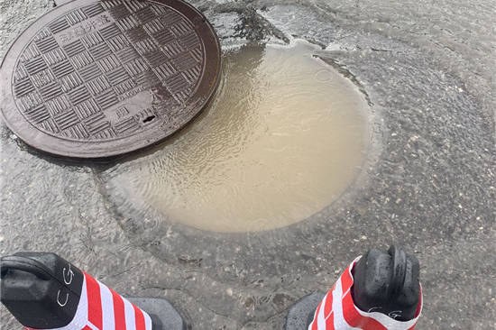 雨水反冒冲开井盖 句容城管局监督指挥大队及时处置