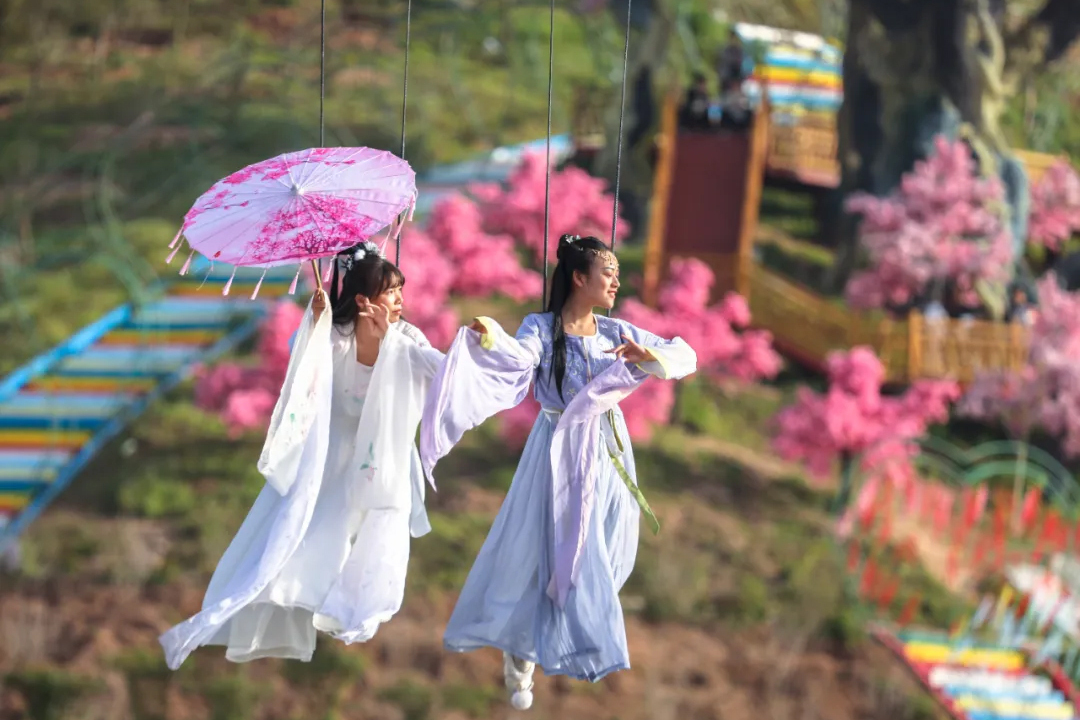 宜昌龙泉镇一景区穿古装水上吊威亚