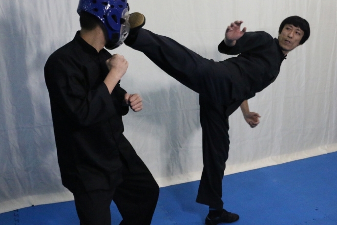 踢破金属护裆转身后踢进化史视频最后张安邦踢一腿